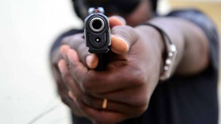 Afisa wa polisi anatafutwa kwa kumfyatulia jamaa mmoja risasi katika sehemu ya burudani