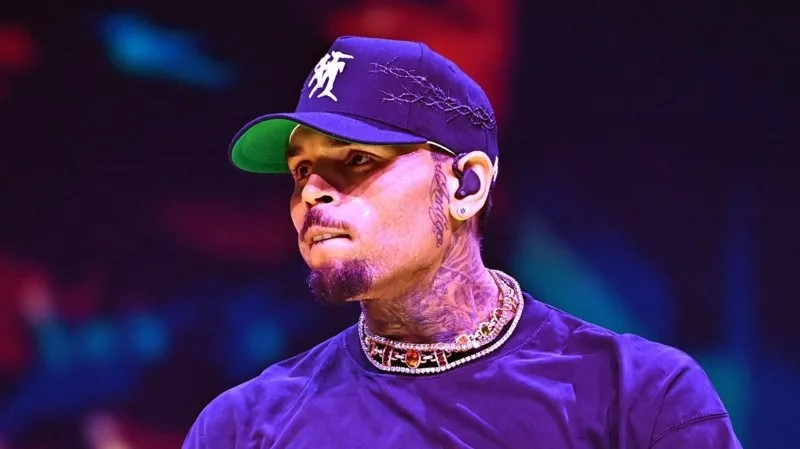Chris Brown Kushtaki Warner Bros Kisa Filamu Ya Kumhusisha Na Unyanyasaji Wa Kingono
