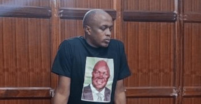 Cop Shakur afikishwa mahakamani akiwa amevalia t-shirt yenye picha ya marehemu Jacob Juma