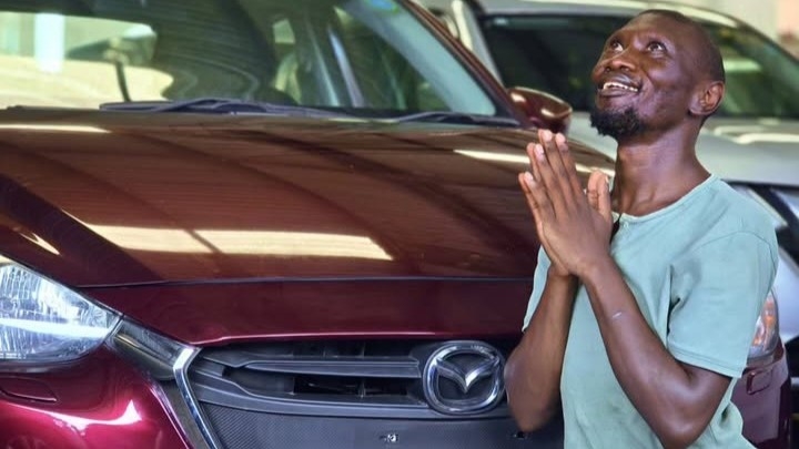 Simple Boy Apiga Magoti Na Kusujudu Baada Ya Kuzawadiwa Gari, Mazda Demio