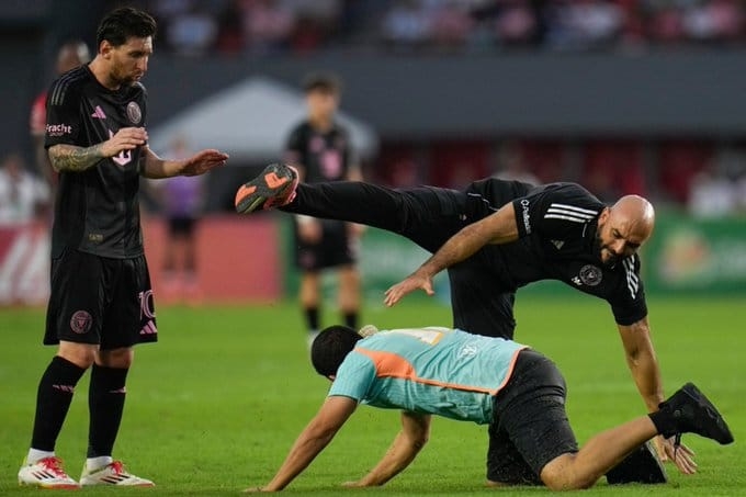 Mlinzi wa Messi Aangushwa na Shabiki wa Soka Katika Tukio la Kushtua (+video)