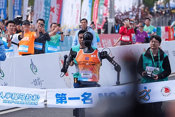 Mashindano ya kwanza ya mbio za roboti duniani zinazofanana na binadamu zafanyika China