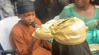 Kaka mdogo wa Bi Harusi awakilisha marehemu baba yao katika harusi yake